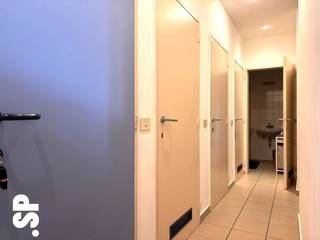 Het appartement heeft de volgende indeling: men komt binnen via de inkomhal (tegels; 7m²) met een apart toilet. Van hieruit kan men naar de ruime living (tegels, 30m²) met aansluitend de ingerichte keuken (tegels, kasten, koelkast, dubbele spoelbak, dampkap, keramisch kookvuur, oven, vaatwasser; 6m²). Er zijn nog 2 bergingen (tegels) en een wasplaats (tegels; aansluiting wasmachine) voorzien en een ingerichte badkamer (tegels, lavabomeubel, inloopdouche; 4m²). Voorts beschikt het appartement nog over 2 slaapkamers (novilon ; 13m² en 14m²) en een ruim terras (tegels; 31m²).<br /><br />Achteraan het gebouw is nog een carport aanwezig. Het appartement beschikt ook nog over een kelderberging. <br /><br />Het appartement zal volledig opgeschilderd worden en de badkamer zal volledig vernieuwd worden! <br /><br />- EPC = 193 kWh/m² (B)<br />- € 30 algemene onkosten <br />- CV = Aardgas<br /><br />Voor bijkomende inlichtingen of een bezoek ter plaatse kan u steeds vrijblijvend contact opnemen met Immo SP op het nummer 014/59.10.20. of via info@immosp.be