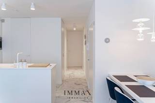 Dit gerenoveerd gelijkvloers appartement is gelegen nabij het centrum en de Lippenslaan van Knokke. <br />Om van dit appartement uw thuis te maken, is nog koste, nog moeite gespaard gebleven.<br />U komt binnen in de moderne open keuken die perfect aansluit met de lichtrijke woonkamer (voorzien van een ventilatie systeem C).<br />Elke ruimte in dit unieke appartement is voorzien van op maat gemaakte kasten. Vervolgens is dit volledig vernieuwd appartement voorzien van 2 slaapkamers met alle comfort (Dressing), een douchekamer met inloopdouche (volledig uit MORTEX) en een leuk terras achteraan, om verder na te genieten!<br /><br />Er is een kelderberging inbegrepen.<br />Mogelijkheid tot aankoop van een autostaanplaats/garagebox in de nabije omgeving!<br /> <br />Aarzel niet om ons te contacteren voor meer info: tel. : 050 62 44 14 of via: knokke@immax.be