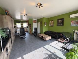 <strong>Halfopen woning met 4 slaapkamers en carport.<br /><br />Indeling</strong><br />gelijkvloers: inkomhal, toilet, living met open keuken en berging<br />eerste verdiep: 2 slaapkamers, badkamer en toilet<br />tweede verdiep: 2 slaapkamers<br /><br /><strong>Troeven:</strong>
<ul><li>aangelegde tuin met tuinhuis</li><li>groot terras met veel lichtinval(Zuid-West gericht)</li><li>airco in slaapkamers en living</li><li>camerabewaking</li><li>overal centrale verwarming</li><li>ingemaakte kasten</li><li>privé oprit + carport</li><li>regenwaterput 10.000l</li><li>2 aparte toiletten op gelijkvloers en eerste verdiep</li><li>vliegraam(met klep voor huisdieren)</li></ul>