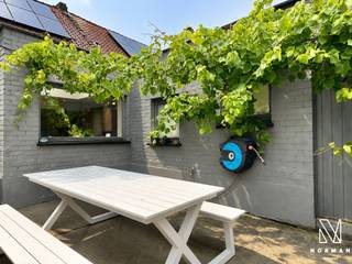 Welkom in deze ruime gezinswoning met tuin en garage, gelegen in het centrum van Kuurne!<br /><br />Bij het betreden van de woning komt u binnen in de inkomhal met gastentoilet. Aansluitend vindt zich de ruime leefruimte met plaats voor zowel een salon als een eetplaats. Bovendien zorgt de gezellige pelletkachel voor een aangename en sfeervolle warmte.<br /><br />Naast de leefruimte vindt u de volledig uitgeruste keuken, voorzien van alle nodige toestellen en comfort. Dankzij het keukeneiland vormt deze ruimte een echte leefkeuken waar koken en samenzijn centraal staan.<br /><br />Aansluitend aan de keuken bevindt zich een ruime berging, momenteel ingericht als bureauruimte en wasplaats, met ingebouwde kasten en toestellen.<br /><br />Verder beschikt het gelijkvloers over een kelder en een badkamer met inloopdouche, toilet en wastafel.<br /><br />Op de verdieping bevinden zich vier volwaardige slaapkamers en een tweede badkamer, uitgerust met een inloopdouche, ligbad, toilet en wastafel.<br /><br />Buiten geniet u van een ruime, zuidgerichte tuin met terras, ideaal om te ontspannen.<br /><br />Tot slot beschikt de woning over een ruime garage met plaats voor één wagen en extra bergruimte.<br /><br />Troeven:<br />+ Garage in centrum Kuurne<br />+ Zuidgerichte tuin<br />+ 4 slaapkamers