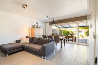 <strong>Recent gelijkvloers appartement met staanplaats en tuin</strong><br /><br />Ontdek dit charmante en instapklare gelijkvloers appartement met één slaapkamer, wat het een ideale keuze maakt voor starters, alleenstaanden of als rendabele investering.<br /><br />Het appartement beschikt over een privatieve, ruime tuin waar u in alle rust kunt genieten van zon en stilte, evenals een aparte ingang die zorgt voor extra privacy. Verder zijn er een praktische fietsenberging en een eigen overdekte parkeerplaats met laadmogelijkheid voorzien.<br /><br />De ligging is een absolute troef: rustig, maar toch centraal, op wandelafstand van winkels en openbaar vervoer.<br /><br />Troeven:<br /><br />- Ruime, privatieve tuin<br />- Eigen overdekte parkeerplaats met laadmogelijkheid<br />- Fietsenberging<br />- Kleinschalige residentie (slechts 3 appartementen)<br />- Lage gemeenschappelijke kosten<br /><br />Indeling: inkomhal, lichtrijke woonkamer, keuken, berging, badkamer, apart toilet en slaapkamer.<br /><br />Geïnteresseerd in dit zéér aantrekkelijk appartement? Neem zo snel mogelijk contact met ons op voor meer info of een bezoek via wouter@deboerenpartners.be of via tel 03 377 55 00!