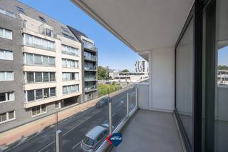 Dit verzorgde appartement met twee slaapkamers bevindt zich op de tweede verdieping van een recente en goed onderhouden residentie. Het combineert een aangenaam wooncomfort met een centrale ligging. De lichtrijke leefruimte met open keuken sluit rechtstreeks aan op het gezellige terras aan de voorzijde. Aan de rustige achterzijde bevinden zich de twee slaapkamers, waarvan één beschikt over een eigen terras. Daarnaast is er een ruime praktische berging met aansluiting voor een wasmachine en voldoende extra opbergruimte. Ook de ligging vormt een belangrijke troef. Het strand, zwembad, winkels en diverse andere voorzieningen bevinden zich op korte afstand. Bovendien is er een vlotte verbinding met de autosnelweg. Een instapklaar appartement, ideaal als vaste woonst, tweede verblijf of investering.