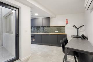 <p>**Vraag uw brochure op/bezoek aan**<br /><br />Residentie Jona is gelegen op de Leuvense stadsrand op een uiterst gunstige locatie, namelijk op de fietsdoorgang tussen de campussen situerende in centrum Leuven en de campussen gelegen in Heverlee en in de nabijheid van alle faciliteiten die een student nodig heeft. Zo bevindt sportkot zich op wandelafstand en zijn er allerlei KUL faculteiten in de buurt terug te vinden. <br /><br />De kleinschalige residentie biedt 7 hoogwaardige investeringsunits geschikt voor universiteitsstudenten, doctoraatstudenten en jonvolwassenen op zoek naar een comfortabele thuis. De units laten niets aan de verbeelding over en komen elk met privatief sanitair.<br /><br />Residentie Jona is het juiste adres voor een stabiele investering met onmiddellijk rendement!<br /><br />Interesse? Vraag je brochure op en plan uw bezoek in met onze Expert Investeringsvastgoed: jack@connect-immo.be of 0495 53 46 49<br /><br />EPC label A/ 78 kWh/m2jaar - 3452551<br />wche, gdv, gvkr, gvv</p>