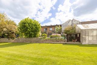 Afgelegen open bebouwing met magnifiek vergezicht. Riante woning met 2 ruime bergingen en bijhorend weiland op ca. 6500 m². Landelijk maar...