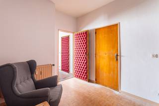 Op toplocatie aan de Amerikalei bevindt zich dit gelijkvloers kantoor. Vooraan is de gehele ruimte op parket en is er geen geluidshinder. Via...