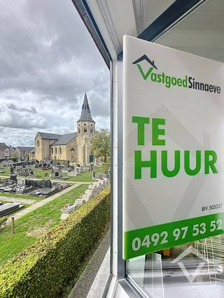 Dit rustig en centraal gelegen appartement in Bovekerke omvat: Inkom - toilet - ruime leefruimte met open keuken - bergruimte - 2 slaapkamers - badkamer met ligbad/douche - autostaanplaats.<br /><br />Dit energiezuinige appartement heeft een EPC-Label B en is beschikbaar vanaf 1/11/2026.<br /><br />Huurprijs: 660,00€/mnd (exclusief syndickosten: 55,00€/mnd)