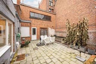 <p><span> </span></p><p><span>Charmant woning in een recent vernieuwde straat, mét prachtige gevel en enorm veel potentieel, letterlijk op een steenworp van de Grote Markt. Dit ruime pand combineert een instapklare, uitgeruste frituur met een lichtrijke woonst erboven – ideaal voor zelfstandigen, investeerders of wie graag wonen &amp; werken slim wil combineren. De stad gaf bovendien een positief advies voor functiewijziging naar woonst, detailhandel of kantoor (mits vergunning). Mooie bonus: een grote tuin én extra bijgebouw achteraan.</span></p><p><span> </span></p><p><span>Woonst met licht, charme &amp; ruimte</span></p><p><span>Via de brede traphal kom je op de eerste verdieping in een verrassend lichte en aangename leefruimte, waar de authentieke plankenvloer en hoge plafonds meteen zorgen voor een warme sfeer. De grote ramen langs beide kanten laten veel natuurlijk licht binnen, waardoor dit een heerlijke plek is om te ontspannen of te ontvangen.   Rechts van de leefruimte bevindt zich de open keuken, volledig geïnstalleerd en uitgerust met o.a. een oven, koelkast, diepvries, gasvuur, dampkap en anderhalve spoelbak. Dankzij het compacte ontbijthoekje heb je hier een gezellige plek voor je eerste koffie van de dag. Links van de leefruimte ligt een slaapkamer die zeker kan dienen als kinderkamer, logeerkamer of thuiskantoor.</span></p><p><span> </span></p><p><span>Een verdieping waar rust &amp; ruimte samenkomen</span></p><p><span>Op de tweede verdieping vind je een volwaardige slaapverdieping met drie kamers, een dressing en een badkamer.  De grootste kamer – 20 m² – doet dankzij het open dakvolume denken aan een kleine loft en kan perfect dienstdoen als master bedroom, studio of hobbyruimte. Daarnaast is er nog een slaapkamer met een handige ensuite dressing, en een derde slaapkamer met witgeschilderde plankenvloer die meteen gezellig aanvoelt.   De badkamer is praktisch ingericht met een douche, toilet en ruim lavabomeubel en vormt een centrale, handige ruimte op deze verdieping.</span></p><p><span> </span></p><p><span>Handelspand met mogelijkheden</span></p><p><span>De aparte inkom voor de frituur brengt je in een commerciële ruimte van ca. 110 m², volledig ingericht en 14 jaar geleden gerenoveerd. Alle apparatuur is aanwezig en klaar voor gebruik. Je hebt hier plaats voor 10 à 15 zitplaatsen, grote toog, een overzichtelijke counter en ingebouwde kasten.   Achteraan bevindt zich de professionele keuken, met o.a. dubbele spoelbakken, groot gasfornuis, meerdere ovens, koelingen en veel opbergruimte. Via de achterdeur wandel je naar de grote, onderhoudsvriendelijke tuin, ideaal als extra zitruimte in de zomermaanden.</span></p><p><span>Het bijgebouw achteraan – met pas vernieuwd dak – is perfect als opslag of zelfs buitentoog.</span></p><p><span> </span></p><p><span>Wonen in de schaduw van de Grote Markt</span></p><p><span>Je woont én werkt hier pal in het centrum, vlakbij de Grote Markt. De Otterstraat werd recent volledig vernieuwd, waardoor je hier in een frisse, mooi aangelegde straat zit. Alle winkels, horeca, scholen en openbaar vervoer liggen letterlijk om de hoek – beter wordt het niet voor wie graag leeft in de bruisende kern.</span></p><p><span> </span></p><p><span> </span></p>