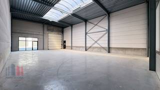 Nieuwbouw KMO-unit met een oppervlakte van 480 m² te huur met een fantastische ligging langs de commerciële Brusselbaan te Hekelgem (Affligem).De...