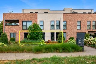 <strong>Eerste bezoekdag op <span>za. 12/09!</span><br /><br />Instapklaar gelijkvloers appartement met 3 slaapkamers, tuin en ondergrondse autostaanplaats.<br /><br /></strong>Dit gelijkvloerse appartement uit 2018 heeft een bewoonbare oppervlakte van ca. 110 m² en beschikt over drie slaapkamers, een privatieve tuin, een ondergrondse autostaanplaats en een private kelderberging. Dankzij de praktische indeling, de kwalitatieve afwerking en de uitstekende energiescore is dit een ideaal appartement op een centrale locatie in Wommelgem.<br /><br /><strong>Indeling:<br /></strong>Bij het binnenkomen komt u terecht in de inkomhal, waar voldoende plaats voorzien is voor een vestiaire of een ingemaakte kast.<br /><br />Van daaruit bereikt u de ruime leefruimte met open keuken. De grote schuiframen zorgen voor veel natuurlijk licht en geven rechtstreeks toegang tot het terras en de tuin. De leefruimte biedt voldoende plaats voor een zithoek en een ruime eetplaats.<br /><br />De open keuken is volledig uitgerust en beschikt over een kookeiland met ruim werkblad. Verder is de keuken voorzien van een ingebouwde koelkast, diepvries, oven, microgolfoven, kookplaat, dampkap en vaatwasser.<br /><br />Vanuit de leefruimte bereikt u het terras en de privatieve tuin. De volledig omheinde tuin geniet van veel privacy en vormt een aangename buitenruimte.<br /><br />Via de nachthal bereikt u de drie slaapkamers. De grootste slaapkamer heeft een oppervlakte van ca. 21 m². De tweede en derde slaapkamer zijn respectievelijk ca. 13 m² en 10,5 m² groot en kunnen perfect ingericht worden als slaapkamer, bureau of hobbyruimte.<br /><br />De badkamer van ca. 9 m² is uitgerust met een ruime inloopdouche en een dubbel lavabomeubel.<br /><br />Daarnaast beschikt het appartement over een afzonderlijk gastentoilet en een praktische berging met aansluitingen voor een wasmachine en droogkast.<br /><br /><strong>Bijzonderheden:</strong><br />Bouwjaar 2018. <br />Bewoonbare oppervlakte van ca. 110 m². <br />Zeer energiezuinig (EPC: 33 kWh/m²/jaar). <br />Conforme elektrische installatie. <br />Ondergrondse autostaanplaats en kelderberging verplicht bij aan te kopen aan €20.000,-.<br />Privatieve tuin met tuinpoortje naar de straatzijde. <br /><br /><strong>Ligging:</strong><br />Gelegen op een centrale locatie in Wommelgem, op wandelafstand van het levendige dorpscentrum. Winkels, scholen, supermarkten, horecazaken en openbaar vervoer bevinden zich in de onmiddellijke omgeving. Dankzij de vlotte aansluiting op de E313 en de Antwerpse Ring bereikt u Antwerpen en de omliggende gemeenten in slechts enkele minuten.