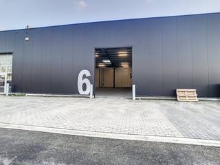 Magazijn van ca. 330 m² te huur in het bedrijvencentrum te Harelbeke. Gelegen in de nabijheid van diverse invalswegen en de...