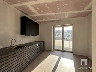 <p><span>In de mooiste winkelstraat van Diest verkoopt Immo Diest dit prachtig doorzonappartement met een gevelbreedte van meer dan 12m!</span></p><p><span>Geniet van uitzonderlijk veel lichtinval, en dat midden in de stad. Het appartement zal klaar zijn bij akte en heeft volgende indeling:</span></p><p><span> </span></p><p><span>GELIJKVLOERS:</span></p><p><span>- gemeenschappelijke inkomhal met fietsenberging</span></p><p><span>- trap naar boven</span></p><p><span>- trap naar de kelder</span></p><p><span> </span></p><p><span>EERSTE VERDIEPING:</span></p><p><span>- eigen inkomhal </span></p><p><span>- grote slaapkamer die -indien u wenst- opgedeeld kan worden in 2 volwaardige (slaap)kamers/dressing/bureau</span></p><p><span>- toffe keuken met toestellen en alle comfort</span></p><p><span>- leefruimte met hoge plafonds en veel ramen (daglicht)</span></p><p><span>- zonnig terras aan de achterzijde</span></p><p><span>- badkamer met lavabo en douche</span></p><p><span>- apart toilet</span></p><p><span>- berging/wasplaats met oa. gaswandketel en omvormer zonnepanelen </span></p><p><span> </span></p><p><span>ENERGIEZUINIG:</span></p><p><span>- verwarming op aardgas</span></p><p><span>- zonnepanelen met eigen omvormer (3x400WP)</span></p><p><span>- ventilatie C</span></p><p><span>- EPB voorcalculatie: E40 (dit in een indicatie, het definitieve E-peil kan afwijken van de voorcalculatie en wordt pas vastgesteld na ingebruikname)</span></p><p><span> </span></p><p><span>In de kelder beschikt u over een eigen berging.</span></p><p><span>Op het gelijkvloers is er een gemeenschappelijke fietsenberging.</span></p><p><span> </span></p><p><span>PS: </span></p><p><span>- de werken zijn nog bezig en zullen klaar zijn tegen het moment van akte </span></p><p><span>- u betaalt geen btw maar 2% registratierechten op de aankoop (als u aan de voorwaarden voldoet)</span></p><p><span>- blijft het E-peil onder E60 en voldoet het appartement aan alle EPB vereisten? Dan geniet u mogelijk gedurende 5 jaar een vrijstelling op de onroerende voorheffing gezien de Ingrijpende Energetische Renovatie.</span></p><p><span> </span></p><p><span>MEER INFO EN EEN BEZOEK?</span></p><p><span>Aarzel niet, contacteer Immo Diest: 013 31 25 22.</span></p><p><span>Wij laten u dit knappe appartement graag asap bekijken.</span></p>