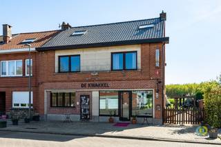 <p><span>In een levendige buurt van Koningslo bevindt zich deze veelzijdige handelswoning met woonst boven de zaak. Op het gelijkvloers bevindt zich een gezellige en volledig ingerichte restauratiezaal met open bar, een functionele keuken en praktische sanitaire voorzieningen. De indeling is logisch en efficiënt. Een grote troef is de directe verbinding vanuit de zaal naar het zonnige terras en de aangelegde tuin, wat niet alleen extra capaciteit biedt maar ook zorgt voor een aangename beleving voor de klanten. Boven de zaak bevindt zich de woonst die alle nodige comfort biedt voor de uitbater en bestaat uit drie volwaardige kamers, een keuken en een badkamer met douche. Daarnaast is er een zeer ruime zolder bereikbaar via een vaste trap die nog volledig kan worden ingericht als extra leefruimte, afhankelijk van de noden. Het gebouw werd doorheen de jaren zorgvuldig onderhouden en verkeert in goede algemene staat en met een EPC-score D voldoet het aan de huidige energetische normen. Een belangrijk pluspunt is dat het pand recent opnieuw werd verhuurd met een handelshuurcontract van 9 jaar, waardoor het rendement reeds verzekerd is vanaf dag één. Dit maakt deze eigendom bijzonder interessant als investering. Samengevat betreft het een handelspand met horecazaak, woonst, tuin en terras in Koningslo, ideaal voor investeerders of ondernemers die op zoek zijn naar zekerheid, stabiliteit en toekomstgericht potentieel.</span><span> </span></p>