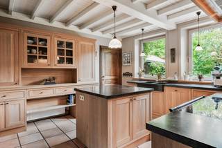 In het hart van het groene Pajottenland, in het rustige Herne, bevindt zich deze karaktervolle woning met een rijke invulling als B&amp;B. De ligging in de Breemstraat biedt een perfecte balans tussen landelijke rust en bereikbaarheid. Op wandelafstand ligt het treinstation van Herne. De omliggende natuur nodigt uit tot wandelen en fietsen, terwijl steden zoals Edingen, Geraardsbergen vlot bereikbaar zijn.<br /><br />Bij het binnenkomen van de woning word je verwelkomd in een ruime inkomhal met gastentoilet en vestiairekast. Vanuit hier heb je toegang tot een slaapkamer met ensuite badkamer, de leefruimte en de keuken. De keuken sluit aan op een praktische wasplaats, vanwaar je ook toegang hebt tot de kelder. De leefruimte loopt door in een gezellige eetplaats, die momenteel dienstdoet als ontbijtruimte voor gasten. Deze ruimte is voorzien van een bar en een zithoek, en vormt het sociale hart van de woning.<br /><br />Vanuit deze gastenzone leidt een trap naar het gastenverblijf op de eerste verdieping. Hier bevinden zich vier comfortabele kamers, elk met een eigen ensuite badkamer. Op de tweede verdieping zijn er nog twee kamers, een aparte badkamer en een ruime polyvalente kamer die tal van mogelijkheden biedt, van extra slaapkamer tot hobbyruimte of bureau.<br /><br />De woning beschikt bovendien over een ruime tuin, ideaal voor ontspanning of het ontvangen van gasten.