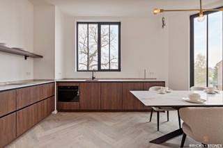 Ontdek dit prachtige 3-slaapkamer appartement in een rustige, verkeersluwe straat. Het gebouw bestaat uit slechts 5 units, wat zorgt voor een...