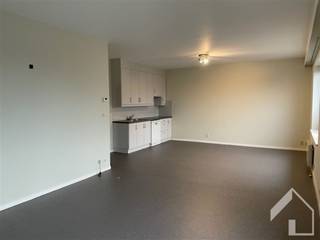 <p><span>Ready to move in 2 SLPK apartment on the second floor in the center of Zandhoven, consisting of: entrance hall with separate toilet; access to living room with kitchen equipped with electric stove, cooker hood and dishwasher; bathroom with bathtub, shower, washbasin and connection for washing machine; 2 spacious bedrooms! On the back ground floor you have the possibility to store a bicycle. Individual utility meters. Electricity heating. Available from 1/12/2025.</span></p>