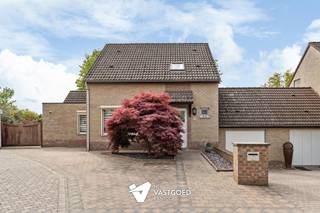 <p><span>Perfect onderhouden instapklare HOB met 4 slaapkamers gelegen te Leopoldsburg op een perceel van 8a19ca met prachtig zicht op de achterliggende velden.</span></p><p><span> </span></p><p><span>Belangrijkste troeven: </span></p><p><span>- Uiterst rustig gelegen </span></p><p><span>- Kwalitatief afgewerkt en uitstekend onderhouden</span></p><p><span>- 3 slaapkamers op verdiep en 1 grote slaapkamer + badkamer op het GV die gelegen is een vergunde bijbouw</span></p><p><span>- Ruime kelder (+/-50m²) voorzien van TV-aansluiting en verwarming</span></p><p><span>- Opbergzolder</span></p><p><span>- Ondergrondse garage</span></p><p><span>- Zonnige tuin met een overdekt terras, poolhouse en tuinhuis met een prachtig zicht op de achterliggende velden</span></p><p><span>- Zeer gunstige EPC-score C label (238 kWh)</span></p><p><span> </span></p><p><span>Bekijk zeker ook de foto's en de grondplannen met de afmetingen. Zo krijgt u van thuis uit al een perfect beeld van wat deze woning te bieden heeft!</span></p><p><span> </span></p><p><span>Wenst u meer info of een vrijblijvende bezichtiging, contacteer dan ons kantoor op het nummer 011 85 15 15 en wij helpen u graag verder.   </span></p>