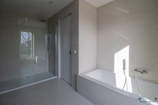 <p><span>Nieuwbouwwoning HOB met 2 tot 3 slaapkamers met luxueuze afwerking.</span><span> </span></p><p><span> </span></p><p><span>Lees BIJZONDERHEDEN onderaan! </span></p><p><span>EPC= -13 dus A+ dus 5 jaar vrijstelling van kadastrale belasting (OV). </span></p><p><span>6 % BTW i.p.v. 21 %! </span></p><p><span> </span></p><p><span>Gelijkvloers</span><span>: </span></p><p><span>Inkomhal met apart toilet. </span></p><p><span>Woonkamer van 37 m² op keramische tegel, met uitzicht op de tuin. </span></p><p><span>Halfopen volledige geïnstalleerde keuken van 14 m² op keramische tegel voorzien van: </span></p><p><span>- anti-bacterieel Corian werkblad met naadloze opstand </span></p><p><span>- Bora kookdampvlak </span></p><p><span>- combi/microgolfoven </span></p><p><span>- vaatwasmachine </span></p><p><span>- koelkast </span></p><p><span>Wasplaats. </span></p><p><span> </span></p><p><span>1ste verdieping</span><span>: </span></p><p><span>Nachthal met apart toilet. </span></p><p><span>2 slaapkamers, om te bouwen naar 3 slaapkamers: </span></p><p><span>- slaapkamer 1 van 23 m², ruim om te verdelen in 2 slaapkamers en/of dressing </span></p><p><span>- slaapkamer 2 van 10 m² </span></p><p><span>Badkamer van 9 m² met ligbad, inloopdouche en (nog zelf te kiezen) meubel met wastafel. </span></p><p><span>Berging/technische ruimte. </span></p><p><span> </span></p><p><span>Terras van 20 m². </span></p><p><span> </span></p><p><span>Ondergrondse parkeerplaats en ruime kelderberging van 12 m² verplicht aan te kopen (aan 6%), kabel voor oplader is reeds geplaatst. </span></p><p><span> </span></p><p><span>BIJZONDERHEDEN: </span></p><p><span>Eigen drinkwaterinstallatie! </span></p><p><span>Zonnepanelen van 6.500 kW. </span></p><p><span>Warmtepomp. </span></p><p><span>Vloerverwarming/passieve koeling. </span></p><p><span>Lage gemeenschappelijke kosten. </span></p><p><span>Anyway doors. </span></p><p><span>Inbraakwerend glas. </span></p><p><span>Verluchtingstype D, pre domotica elektrische installatie. </span></p><p><span>Centraal stofzuigsysteem. </span></p><p><span> </span></p><p><span>Stedenbouwkundige inlichtingen: vergunning aanwezig, geen verkavelingsvergunning, geen voorkooprecht, geen maatschappelijke herstelmaatregel opgelegd, woongebied. </span></p>