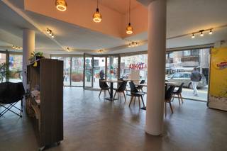 Hier je zaak starten is meteen alle dagen vol, met al die studenten in de buurt.<br />Dit is dé invalsstraat naar het centrum .<br />Volop lichtinval door de vitrines (d.glas).<br />Dubbele deur om de gasten binnen te trekken.<br />Mogelijkheid tot een 5-tal tafeltjes buiten en binnen toch tenminste 50 couverts.<br />Er zijn 2 wc's en er (beperkte) opslagruimte in de kelder / Airco en verlichting zijn voorzien.<br />Dampkapbuis tot boven is reeds voorzien, gasaanvoer etc. Betonnen brandvrij plafond. <br />Indien gewenst (tegen meerprijs &amp; als nog vrij) kan de ruimte met 70m² worden uitgebreid door de 1e verdieping erbij te nemen.<br />Horeca hier wordt sowieso goedgekeurd (want lang ervoor was er hier café) maar je moet wel de zaak gaan aangeven bij het OOG.<br />Huur + forfait (O.V + EGW + brandverz)= = totaal 2.500,-/mnd ALL IN. Dat verdien je terug in een paar dagen omzet. TOP !