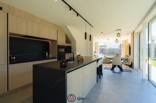 <h2><span>In de Heikantstraat 20 in Laakdal bevindt zich deze recente en perfect onderhouden halfopen bebouwing uit 2024.</span></h2>
De woning is gelegen in een rustige en kindvriendelijke straat in een aangename residentiële buurt. In de directe omgeving bevindt zich een pleintje, wat deze locatie aantrekkelijk maakt voor gezinnen. Tegelijk ben je op enkele minuten aan verbindingswegen zoals de E313 richting Hasselt en Antwerpen.<br /><br />Deze moderne woning in Laakdal combineert hoogwaardige materialen met een uitstekende energiezuinigheid. De woning behaalt een energiezuinige EPC-score A (E-peil 28) dankzij onder andere zonnepanelen en een warmtepomp met vloerverwarming.<br /><br />Bij het betreden van de woning kom je in de inkomhal met ingemaakte vestiairekast en apart gastentoilet. Van hieruit heb je ook toegang de berging waar zich de technische installaties bevinden. De woning opent zich vervolgens naar een lichtrijke leefruimte, waar grote raampartijen zorgen voor veel lichtinval.<br />De open keuken met eiland is afgewerkt met hoogwaardige materialen, waaronder een keramisch werkblad en is volledig uitgerust met toestellen zoals een inductiekookplaat, oven, combi-oven, ingebouwde koffiemachine, koelkast, diepvries en vaatwasser. <br />De zithoek is afgewerkt met parketvloer, wat een warme en gezellige sfeer creëert.<br /><br />Op de eerste verdieping bevinden zich drie slaapkamers, waarvan één ruime masterbedroom met ingemaakt kast. De badkamer beschikt over een dubbele lavabo, spiegelkast en een inloopdouche. Daarnaast is er nog een tweede apart toilet op de verdieping.<br /><br />Buiten geniet je van een recent aangelegde tuin met terras en grasmatten. Daarnaast beschikt de woning over een carport met laadpaal.<br /><br /><strong>Troeven van deze woning in Laakdal:</strong>
<ul>
<li>14 zonnepanelen</li>
<li>Warmtepomp met vloerverwarming</li>
<li>Elektriciteit conform</li>
<li>Onderhoudsvriendelijke zuidgerichte tuin</li>
<li>Volledig geschilderd en instapklaar</li>
<li>Gordijnen op maat inbegrepen</li>
<li>Alarm- en camerasysteem </li>
<li>Buitenverlichting </li>
<li>Rustige buurt in Laakdal</li>
<li>EPC A</li>
<li>Parketvloeren en eiken trap</li>
</ul>
Interesse in deze prachtige, volldig afgewerkte woning te koop in Laakdal? Contacteer ons via lize@optie-m.be of 0468 21 87 49 voor meer informatie of een bezoek.<br />Prijs onder registratierechten<br /><br />Wil je weten wat jouw woning waard is? Contacteer ons gerust voor een gratis schatting.<br />Extra informatie: VG / WG / GMO / GVKR/ VV