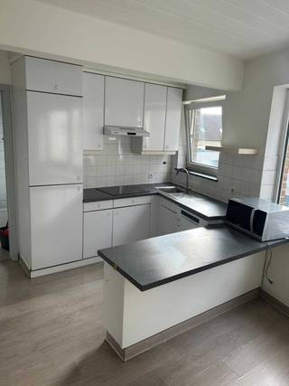 Éenkamerappartement te koop<br /><br />Dit gezellige appartement combineert een centrale ligging met een praktische indeling.<br />Ideaal voor zowel eigen bewoning als investering, dankzij de gunstige energiescore en de vlotte bereikbaarheid.<br /><br />Het betreft een appartement, met een bewoonbare oppervlakte van +/- 69m², gelegen op de eerste verdieping, deel uitmakend van een appartementsgebouw met bouwjaar 1992.<br /><br />Het appartement heeft volgende indeling:<br />- op de eerste verdieping: lichtrijke leefruimte met directe ingang tot de ruimte, open keuken met splinternieuwe kookplaat en dampkap, uitgerust met microgolfoven en vaatwasser, badkamer met splinternieuw bad (met bad-douche combinatie), badkamermeubel en toilet, slaapkamer met aangrenzend Zuidwest georiënteerde terras.<br />- In de ondergrondse verdieping: een kleine bergplaats met aansluiting voor een wasmachine en droogkast.<br />- In het garagegebouw (naast het appartementsgebouw): een open autostaanplaats, afgebakend met witte geschilderde lijnen en automatische recent vernieuwde poort.<br /><br />Troeven:<br />- Vrij bij akte<br />- Energiezuinig appartement met EPC-label C<br />- Gelegen vlakbij het centrum (op wandelafstand)<br />- Gemakkelijk bereikbaar met het openbaar vervoer, gelegen vlakbij het station – Mobiscore 7,9/10<br />- Ideaal als startersappartement of investeringspand<br /><br />Interesse? Contacteer ons voor meer informatie of een bezoek ter plaatse : Telefonisch via 0474/54.48.03 of 0473/18.68.05 of via mail: taravdamme@icloud.com of nick.van.humbeeck@outlook.com