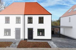 Deze ruime BEN woning is gebouwd met oog voor detail, waarbij telkens een stap verder is gezet dan “de standaard”.<br />Dankzij de warmtepomp, vloerverwarming en hoge isolatiegraad… Geniet je niet enkel van een extreem lage energierekening, maar ook een gedeeltelijke vrijstelling van het KI gedurende 5 jaar.<br />Rustig gelegen in een gezellige wijk en toch op een steenworp van alles wat je nodig kan hebben.  <br /><br />Totaalprijs inclusief BTW = €524.490 (volledig schilderklaar afgewerkt, geen verborgen kosten!) <br /><br />Indeling: <br /><br />Gelijkvloers:
<ul>
	<li>Inkomhal</li>
	<li>Gastentoilet</li>
	<li>Woonkamer</li>
	<li>Open keuken </li>
	<li>Berging</li>
</ul>
Eerste Verdieping:

<ul>
	<li>3 slaapkamers</li>
	<li>Badkamer met bad, douche én dubbel lavabomeubel</li>
	<li>Wasruimte</li>
	<li>Toilet</li>
</ul>
Tweede verdieping: 

<ul>
	<li>Ruime zolderkamer (Mogelijkheid 2 extra slaapkamers of slaapkamer + badkamer) </li>
</ul>
Buiten:

<ul>
	<li>Tuin</li>
	<li>Carport (met aansluiting voor elektrisch laden) </li>
</ul>
<br />Deze woning biedt een unieke combinatie van luxe, energiezuinigheid en rust.<br /><strong>Interesse? Contacteer Gilles: 0497 72 68 34 of gilles@ocvastgoed.be</strong><br /><br />Technische gegevens:<br />Vloerverwarming met warmtepomp, zonnepanelen<br /><br />EPB:  30kWh/m² (A-label), E-peil= 24 - Bruto Vloeroppervlakte: 165,77 m2 (volgens de EPB-aangifte) <br />Stedenbouwkundige inlichtingen: Woonuitbreidingsgebied, stedenbouwkundige vergunning, verkavelingsvergunning, geen rechterlijke herstelmaatregel of bestuurlijke maatregel opgelegd, geen voorkooprecht.<br />Geen overstromingsgevoelig gebied. P-score = A, G-score = A<br />Dit pand is niet onderhevig aan de renovatieverplichting