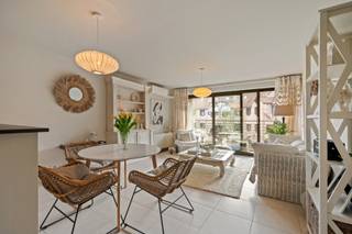 - Ideale ligging in het centrum van Menen: Esplanadestraat 19 bus 201<br />- Uitstekend EPC: label B, 167 kWh/m²/jaar (UC: 3769306)<br />- Leefruimte met open keuken<br />- Handige berging/wasruimte<br />- 2 volwaardige slaapkamers<br />- Badkamer met dubbele wastafel en douche<br />- Zonnig balkon (zuidwestgericht)<br />- Garage inbegrepen<br />- Gemeenschappelijke fietsenberging<br />- Richtprijs: € 179.000