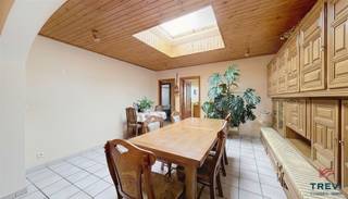 <p><span>Buizingen, à proximité de la gare de Halle et de toutes les facilités, grande maison de ville dans une jolie rue résidentielle calme offrant de belles pièces de vie, 3 chambres, un grand grenier à aménager et un beau jardin. La maison se compose d'un hall d'entrée carrelé de 10 m² avec toilette séparée et vestiaire vers le grand séjour lumineux avec son puit de lumière de 40 m², sa belle cassette à bois et la jolie cuisine équipée rustique de 15 m² avec coin à manger et son accès au jardin. Grande terrasse et beau jardin avec cabane. Salle de bain renouvelée composée d'une cabine de douche, d'une baignoire, d'un meuble double vasque et d'un wc. Buanderie. A l'étage, joli hall de nuit vers la grande chambre côté jardin de 18 m². Deux autres chambres en enfilade sous plancher stratifié de 17 et 14 m². A l'étage supérieur, via l'escalier, bel espace aménageable pouvant accueillir deux belles chambres supplémentaires. CC au mazout. Garage. Double vitrage. PEB E. Vidéophone. Prix : 290.000 €. Infos et visites au <span>02/355.50.55</span></span><span>. </span></p><p><span> </span></p>
