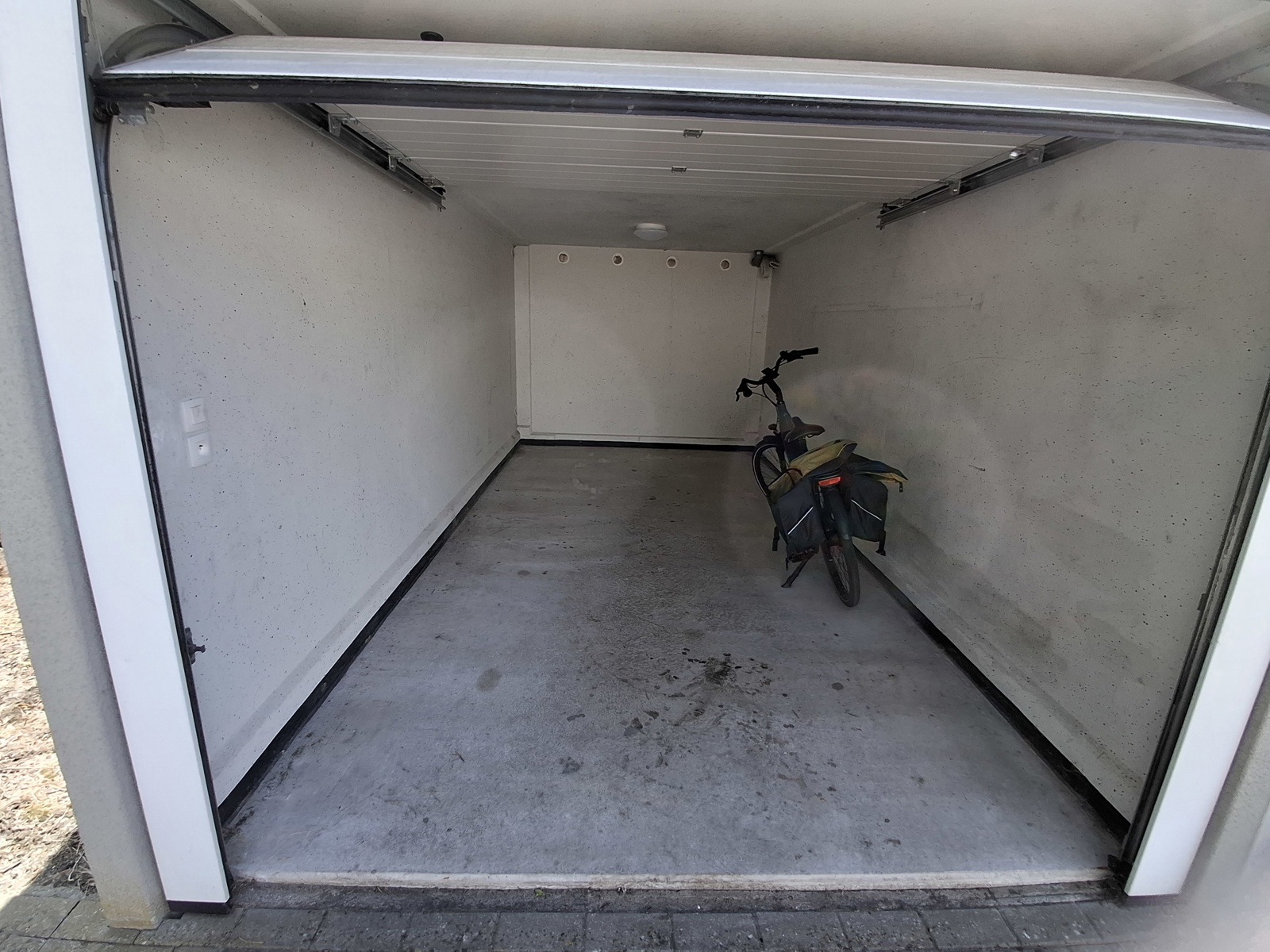 Garagebox met sectionaalpoort in zeer goede toestand nabij het centrum van Niel.