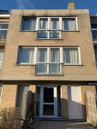 Deze studio bevindt zich op de 3e verdieping, juist onder het dak. <br />De ruime studio omvat een woonkamer met open keuken, badkamer en apart toilet. De veluxen zorgen ervoor dat u de hele dag kan genieten van invallend zonlicht. <br />De keuken is uitgerust met koelkast en diepvries, keramische kookplaat en COMBI oven. van een De badkamer is voorzien van een douche, badkamermeubel met lavabo en apart toilet.<br />Er is ook plaats voor de installatie van een wasmachine.<br />In het gebouw is er geen lift. <br /><br />30 euro provisie algemene onkosten.