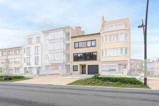 Gerenoveerde woning met uitstekende ligging in de vernieuwde Van Buggenhoutlaan, op nauwelijks 700 m van zee en op enkele passen van de...