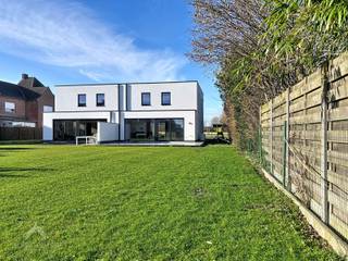 Kwalitatief afgewerkte halfopen bebouwing op een strategische locatie bestaande uit een inkomhal met gastentoilet, ruime lichtrijke leefruimte...