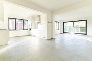 Dit appartement werd 2 jaar geleden van kop tot teen gerenoveerd en is gelegen op 500 m van het centrum van Belsele. De indeling is als volgt: ruime...