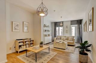 Ontdek deze charmante studio, gelegen op de bruisende Brabantdam in Gent. De studio maakt deel uit van een kleinschalige residentie zonder syndicus, waardoor er beperkte gemeenschappelijke kosten zijn. Een absolute troef!De centrale ligging maakt dit appartement bijzonder aantrekkelijk: op wandelafstand vind je winkels, horeca, openbaar vervoer en alle troeven van het stadscentrum.Indeling van de studio:inkomhal - ruime leefruimte met keuken - badkamer met douche, toilet en lavabo.De gemeenschappelijke kosten onder de vorm van een forfait bedragen 60 euro/maand, en dienen voor het onderhoud van de gemene delen en privatief verbruik.Onmiddellijk beschikbaar