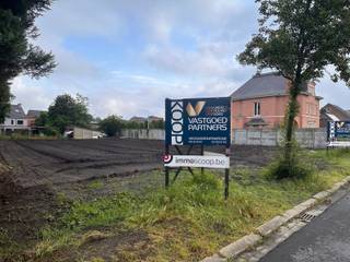 <strong>Bouwgrond voor half open bebouwing.</strong><br /><br />De oppervlakte van het perceel is 541 m² met 15,20 straatbreedte en een diepte van ca 43 meter.<br />Voor bouwvoorschriften en meer informatie kan je contact opnemen met ons kantoor.<br />De grond is gelegen in een rustige straat.<br />Er werden reeds bijdragen betaald voor riolering en ontbossing.<br />Nutsvoorzieningen liggen klaar in straat. <br />(lot 1)