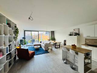 Prachtig appartement op het gelijkvloers met garage, terras en tuin. Ruime living met veel lichtinval,open ingerichte keuken, douchekamer...