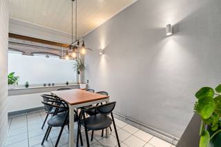 Deze te koop woning is uitstekend gelegen in de Weversstraat in Gent, een straat met een bijzonder vlotte bereikbaarheid. In de onmiddellijke nabijheid vindt u tal van winkels, scholen en openbaar vervoer. Dankzij de gunstige ligging geniet u van een makkelijke verbinding met het stadscentrum, belangrijke invalswegen en de autosnelwegen, waardoor u zich snel en comfortabel kan verplaatsen. Bovendien bevinden groene zones en recreatiemogelijkheden zich op korte afstand.<br /><br />U komt binnen in de gezellig open en lichtrijke leefruimte, ingedeeld in een eet- en woonkamer die naadloos in verbinding staat met de volledig ingerichte keuken met lichtkoepel. De keuken kan bovendien afgesloten worden van de leefruimte door middel van een praktische afscheiding en beschikt over een handige bijkeuken. Het gelijkvloers herbergt verder een hal, een apart toilet, een badkamer met enkele lavabo, toilet en douchecabine, een aparte doucheruimte en een grote berging. Op de eerste verdieping bevinden zich twee ruime slaapkamers en op de tweede verdieping nog twee volwaardige slaapkamers. Als kers op de taart beschikt de woning over een geïsoleerde zolder.<br /><br />De woning werd enkele jaren geleden gerenoveerd en verkeert in uitstekende staat. Met een EPC-label C, een conforme elektrische keuring en een asbestveilig attest bent u verzekerd van een zorgeloze aankoop. <br /><br />Het slopen van de berging met een vloerplaat van 13,5m² kan ervoor zorgen dat er aan deze reeds zeer interessante woning een aangename buitenruimte wordt toegevoegd. Van een directe meerwaarde gesproken! <br /><br />Heeft deze instapklare woning met maar liefst vier slaapkamers uw interesse gewekt? Neem dan zeker contact op met Brent Heirman door een mailtje te sturen naar brent@immofrancois.be. <br /><br />