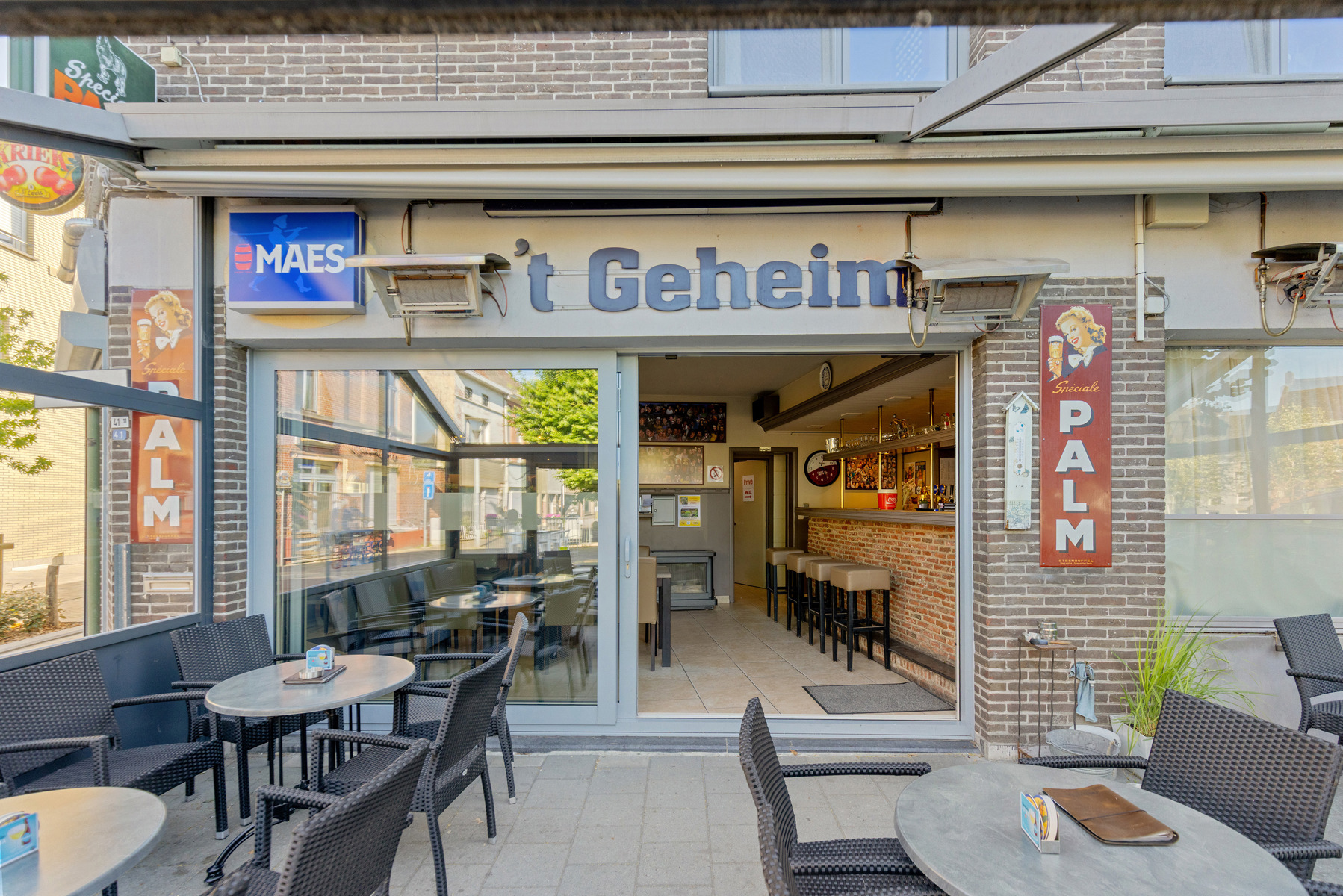 Handelsfonds en handelsruimte met appartement op commercieel strategische ligging - foto 5