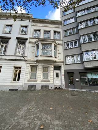 Kantoorgebouw ideaal gelegen tussen Kunstlaan en Madou plein. Tal van voorzieningen (winkels, restaurants, fitnesscentrum) in de buurt en gemakkelijk bereikbaar met het openbaar vervoer.<br />Ontwikkelingspotentieel (afhankelijk van bouwvergunning):<br />- Kantoorgebouw van 5 verdiepingen van +/- 774 m².<br />- Gemengd gebouw van 5 verdiepingen (kantoren, flat met 2 slaapkamers en duplex met 3 slaapkamers) van +/- 728 m².<br />Share deal of Asset deal.<br />Financiële voorwaarden en dossier op aanvraag.