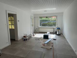 This home features an entryway that opens into the living room, which is connected to the kitchen and the garden.On the ground floor, there is also a half-bath and a laundry area, as well as access to the basement storage room.The first floor features a bathroom, a staircase, and three bedrooms.The attic offers a spacious storage area, accessible via a pull-down ladder.The home also has a front and back yard.A garage is available for rent for an additional 100 euros per month.
