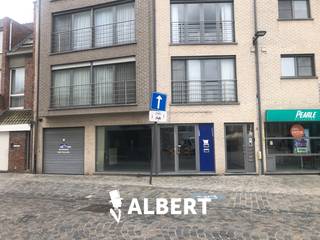 Zeer centraal gelegen en Instapklaar kantoor te Ekeren<br /><br />Op deze zichtlocatie bieden wij een centraal gelegen gelijkvloers kantoor aan dat ideaal is voor vrije beroepen, administratie, consultancy of als praktijkruimte. Een commerciële handszaak kan ook een perfecte bestemming zijn voor dit karakterpand.<br />Dankzij de hoekligging geniet het pand van een goede zichtbaarheid en een vlotte bereikbaarheid. Bovendien zijn er onmiddellijke parkeermogelijkheden in de straat, wat een extra troef vormt voor zowel klanten als medewerkers.<br /><br />De kantoorruimte is functioneel ingedeeld en omvat:<br />* een inkomhal met balie en wachtgedeelte, ideaal voor ontvangst van cliënten<br />* afzonderlijke kantoren die rust en privacy bieden<br />* een keukengedeelte voor dagelijks comfort<br />* een archiefruimte / bergruimte voor administratieve opslag<br />* een sanitair gedeelte<br /><br />Deze kantoorruimte op het gelijkvloers combineert een topligging, toegankelijkheid en functionele indeling, waardoor het pand perfect geschikt is voor professionele activiteiten.<br /><br />Dit vastgoed wordt u aangeboden via het biedplatform van COVAST. Indien u belangstelling heeft om een bod uit te brengen kan dit enkel via ALBERT immo.<br />Wanneer uw bod weerhouden wordt door de verkoper zal u als koper eveneens instaan voor de betaling van het honorarium aan COVAST, dat vastgesteld is op 7,26 % van de geboden prijs. Alle wettelijke opzoekingen kunt u bekomen na contactname met Albert B2B.<br /><br />Bent u op zoek naar een multifunctionele handelsruimte of kantoorruimte, neem dan voor meer inlichtingen of een bezoek op afspraak contact op met ALBERT B2B, Dominique Baes op 0498/12.82.20 of via dominique.baes@albert.immo