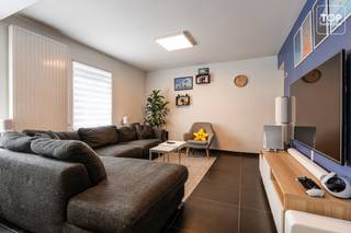 <p>Deze gezellige vrijstaande woning is gelegen in de Naastveldstraat, een rustige woonwijk aan de rand van de stad. <br /><br />Ondanks dat het rustig wonen is, zijn het centrum van Lokeren alsook het station gemakkelijk te bereiken per fiets en per auto. Daar vinden we tal van restaurants, bars, winkels en supermarkten terug.<br />Met de wagen is er een heel goede verbinding naar de E17. <br /><br />Indeling : <br />Via de inkomhal komen we terecht in de lichtrijke leefruimte. Door zijn open ruimte valt het meteen op dat je, en comfortabel kan ontspannen in de zithoek, alsook gezellig kan tafelen. De open keuken maakt het plaatje op het gelijkvloers compleet. Volledig uitgerust en zeer ruim, waardoor het een plezier wordt om te kokkerellen. <br />Dit huis is zo praktisch ingedeeld dat het werkelijk een plezier is om er te vertoeven. Via de keuken krijgen we toegang tot het eerste terras. Tevens is er nog een extra bergruimte en gasten toilet aanwezig beneden.<br />Op de eerste verdieping zijn er 2 ruime slaapkamers terug te vinden en de volledig uitgeruste badkamer. Zowel douche als bad en een dubbele lavabo. <br />De bovenste verdieping brengt ons in de 3de slaapkamer, deze ruimte kan ook dienen als bureau. Er is ook een aparte technische ruimte met aansluiting voor de wasmachine en de droogkast. En.... Last but not least : Een geweldig zuidelijk gericht dakterras! Zo kan je lekker lang genieten met vrienden en familie in de zomer! <br /><br />Extra troeven :<br />- Het is een rustige omgeving met in de buurt voldoende groen<br />- De woning werd in 2013 gerenoveerd en werd perfect onderhouden in tussentijd<br />- Door zijn EPC label B heeft de woning een gunstige score en is het zeer energiezuinig.<br />- Het dakterras is werkelijk uniek en maakt de woning volledig af.<br /><br />Dit huis is voorzien van alle comfort en heeft alles in huis om er een echte gezellige thuis van te maken! In deze regio een echte buitenkans!<br /><br />Beschikbaar vanaf 1/12/2026<br /><br />Interesse? Contacteer dan snel Topvastgoed voor een bezoek op het nummer 0475 700 700</p>