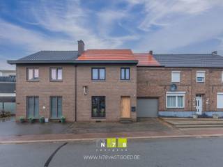 <strong>VERNIEUWDE WONING MET 3 SLAAPKAMERS, INPANDIGE GARAGE OP EEN PERCEEL VAN 13A15CA TE ROTEM.</strong><br /><br /><strong>TROEVEN</strong><br />- Diverse vernieuwingen tussen 2020 - 2025.<br />- Bruikbare vloeroppervlakte cfr. EPC: 164m².<br />- Energielabel C.<br />- Elektrische installatie is conform de voorschriften van het AREI. <br />- Inpandige garage.<br />- Totale grondoppervlakte van 13a15ca.<br />- Perceel bereikbaar via achterliggende landweg.<br /><br /><strong>GELIJKVLOERS</strong><br />Inkomhal (1,00m x 2,50m = 2,50m²): steentapijt.<br />Woonkamer ((3,75m x 8,50m) + (1,20m x 4,60m) =37,40m²): trap naar verdieping 1, steentapijt.<br />Keuken (5,00m x 4,00m = 20,00m²): onder- en bovenkasten, oven, keramische kookplaat, vaatwasser, koelkast, deur naar terras/tuin, steentapijt.<br />Toilet (1,40m x 1,00m = 1,40m²): hangtoilet, lavabo, steentapijt.<br />Wasplaats (3,30m x 2,60m =8,58m²): deur naar tuin, aansluiting wasmachine en droogkast, aansluiting uitgietbak, laminaatvloer.<br />Badkamer (3,00m x 2,60m =7,80m²): inloopdouche, hangtoilet, badkamermeubel (dubbele lavabo, lades, spiegel), ventilatie, tegelvloer.<br />Inpandige garage (8,15m x 3,00m =24,45m²): automatische sectionaalpoort, zolderruimte, tegelvloer.<br /><br /><strong>VERDIEPING +01</strong><br />Overloop ((1,70m x 2,10m) + (2,50m x 1,00m) =6,07m²): luik naar zolder, laminaatvloer.<br />Slaapkamer 1 (3,70m x 2,75m =10,18m²): laminaatvloer.<br />Slaapkamer 2 (4,00m x 5,00m = 20,00m²): laminaatvloer.<br />Slaapkamer 3 (4,00m x 2,80m =11,20m²): laminaatvloer.<br /><br /><strong>VERDIEPING +02</strong><br />Zolderruimte (8,75m x 5,00m =43,75m²): nog in te richten.<br /><br /><strong>EXTERIEUR</strong><br />Terras (9,00m x 6,50m =58,50m²): klinkers, kiezel.<br />Schuur (4,60m x 9,50m =43,70m²): volledige zoldering, betonvloer.<br />Tuinberging (2,60m x 1,70m =4,42m²): betonvloer.<br /><br /><strong>VERNIEUWINGEN TUSSEN 2020-2025</strong><br />- Sectionaal poort garage<br />- CV-installatie op aardgas<br />- Elektriciteit<br />- Vloeren gelijkvloers (steentapijt), verdieping (laminaat)<br />- Raam voor-en achtergevel<br />- Pleister -en verfwerk<br />- Toilet op het gelijkvloers<br />- Plaatsing keukeneiland<br />- Gyprocwerken op 1ste verdieping<br />- Strippen van de achterbouw (nieuwe buitenmuur, raam, buitendeur)<br />- Badkamer<br />- Waterleidingen, collectoren en afvoeren<br />- Voorzieningen voor grondwaterpomp (wachtbuis)<br />- Plaatsing pelletkachel<br />- Aanleg terras<br />- Volledig nieuw dak (+ velux)<br /><br />Bekijkt u deze advertentie via een aanverwante vastgoedsite, surf dan zeker naar onze website www.N78vastgoed.be voor een uitgebreide beschrijving en foto's. Meer info: +32 (0)89 86 18 88 of info@N78vastgoed.be.