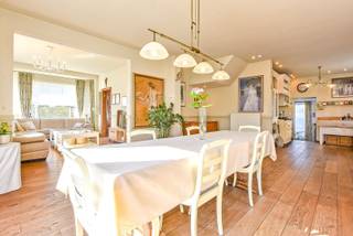 Ruime woning op wandelafstand van de zee op 535 m². Ontdek deze prachtige, goed onderhouden woning te Sint-Idesbald, op slechts enkele minuten wandelen van het strand. Met 4 slaapkamers, 2 dressings en 2 badkamers, kan dit huis perfect dienen als gezinswoning, vakantiewoning of B&B. De woning beschikt over een zongerichte tuin waar u heerlijk kunt ontspannen en genieten van lange zomeravonden. De ligging biedt u niet alleen de rust van de zee, maar ook nabijheid van lokale voorzieningen, restaurants, openbaar vervoer en winkels. Dankzij de ruime oprit voorzien van meerdere parkeerplaatsen en garage, kan je altijd zorgeloos uw wagens parkeren. Een unieke kans om te wonen in een rustige, groene omgeving met de charme van een badplaats. Het onroerend goed is gelegen in de toeristische zone. Een extra troef van het huis is dat het perfect ingericht kan worden als tweewoonst, kangeroewoning of co-housing<br /><br />Neem voorsprong met een vrijblijvende en gratis schatting van uw eigendom via:<br />http://www.residentievastgoed.be/gratisonlineschatten