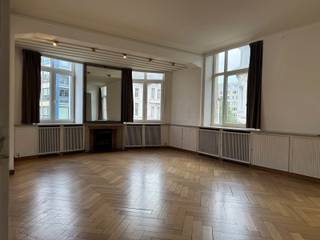 <strong>Deze zeer ruime studentenkamer is gelegen in een prachtig authentiek gebouw in Beaux-Arts stijl in Antwerpen centrum op uitstekende locatie.<br /><br /></strong><span>De zeer lichtrijke kamer heeft een oppervlakte van 38m². De privé badkamer ca 4m² is gelegen op de gang en is voorzien van een eigen douche, toilet en wastafel met spiegelkast.</span><strong><br /></strong><span>Elke verdieping in het gebouw is voorzien van een gemeenschappelijke keuken met een keramisch 4-pitsvuur; een vaatwasser; twee koelkasten; een vriezer en genoeg opbergruimte.</span><strong><br /><br /></strong><span>Het gebouw is voorzien van een lift en een gemeenschappelijke fietsenberging.</span><br /><br /><strong>BIJZONDERHEDEN:</strong><br /><span>*Prachtig authentiek gebouw in beaux arts stijl</span><br /><span>* Uitstekende locatie te Antwerpen centrum nabij Leopoldstraat, de Nationale Bank, Stadspark, winkels, supermarkt, openbaar vervoer, scholen.</span><br /><span>* Zeer gunstig EPC van 140 kWh/m²/jaar</span><br /><span>* Fietsenberging in het gebouw</span>