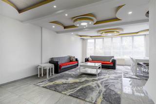 <p><span>Op de Schijnpoortweg treffen we dit ruime duplexappartement met een bewoonbare oppervlakte van 150 m², vier volwaardige slaapkamers en twee terrassen. Het pand bevindt zich op een strategische locatie nabij Park Spoor Noord, met winkels, openbaar vervoer en belangrijke invalswegen binnen handbereik. Bovendien is de buurt volop in ontwikkeling, onder meer dankzij de herontwikkeling van de Slachthuissite en de plannen rond de overkapping van de Ring.</span></p><p><span>Het appartement werd gerenoveerd in 2006 en beschikt over een gunstig EPC-label B. Het dak werd geïsoleerd, de ramen zijn voorzien van PVC-schrijnwerk (2006) en de verwarming gebeurt centraal op gas.</span></p><p><span>Via de privatieve inkom op het gelijkvloers, voorzien van een gastentoilet, bereiken we de eerste verdieping. Vooraan bevindt zich de royale woonkamer van maar liefst 44 m², die dankzij de brede raampartij geniet van veel natuurlijke lichtinval. Achteraan treffen we de afzonderlijke, volledig ingerichte keuken (21 m²), met voldoende ruimte voor een eethoek en rechtstreeks toegang tot het noord-gerichte terras van 32 m², dat deels overdekt is.</span></p><p><span>Op de tweede verdieping bevinden zich vier volwaardige slaapkamers (8 m², 10 m², 12 m² en 16 m²) en een badkamer (7 m²) met ligbad en lavabomeubel. Daarnaast is er nog een tweede terras van 6 m², georiënteerd op het noord-westen.</span></p><p><span>Ook voor investeerders is dit mogelijk een interessante opportuniteit! Het appartement is momenteel verhuurd aan €1200/maand, goed voor een bruto-rendement van 4,6%.</span></p><p><span>Op zoek naar een ruim appartement of een interessante vastgoedinvestering met onmiddellijke huurinkomsten in een buurt met toekomstperspectief? Dan is dit duplexappartement beslist een bezoek waard!</span></p><p><span>Bewoonbare opp. 150 m² ref.: bruto vloeropp. EPC. Voor meer info of een gratis schatting surf naar </span><span><span>www.hansimmo.be</span></span></p><p><span> </span></p>