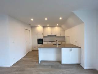 Gelegen in het centrum van Pulderbos  op de 2de verdieping. Dit  prachtig afgewerkt nieuwbouw appartement beschikt over:- een inkomhal- gastentoilet...