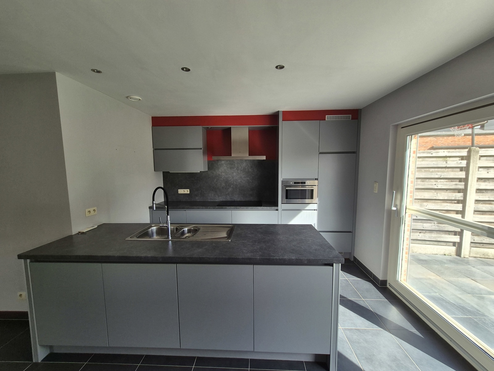 Halfopen bebouwing met inpandige garage en tuin - foto 4