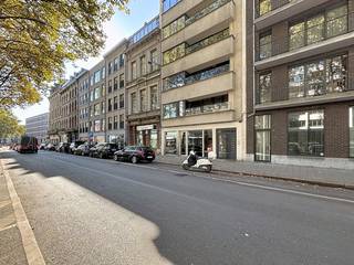 <strong>Commercieel gelijkvloers</strong> langsheen de Brouwersvliet, pal tussen het Eilandje en de historische binnenstad.  Het pand, met iets meer dan 6m breedte, beschikt bovendien over een ruime kelder van ca. 25 vierkante meter, wat uiterst geschikt is voor stock of archief. <br />Er is veel parkeerplaats voor de deur en in de omgeving zijn veel grote kantoorgebouwen gevestigd.<br /><br /><strong>Bijzonderheden:</strong>
<ul>
	<li>Onroerende voorheffing ten laste van de huurder.</li>
	<li>Individueel verbruik van water, gas en elektra. Maandelijkse kosten gebouw inbegrepen.</li>
	<li>Onmiddellijk beschikbaar. </li>
	<li>Niet toegestaan: Café, nachtwinkel, viswinkel en andere zaken die late openingsuren hebben. </li>
</ul>