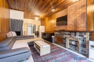 Op wandelafstand van het kloppend hart van de stad, treft u dit zeer rustig gelegen appartement.<br /><br />Voorzien van een leefruimte en keuken die vernieuwd werd met aansluitend een berging en badkamer met bad en toilet. Op het verdiep bevinden er zich 2 slaapkamers. Tevens biedt de kelder extra opbergruimte. Geen zolder aanwezig.<br /><br />Gunstig KI van 242 EURO / CV op Aardgas / Geen gemeenschappelijke kosten / …  voldoende parkeervoorziening in naburige straten.<br /><br />Dit appartement biedt de perfecte uitvalsbasis voor elk gezin dankzij de nabijheid van het centrum, winkels, scholen, stadspark, verbindingswegen en openbaar vervoer.<br /><br />Mogelijkheid tot aankoop aan 2 % verkooprechten met extra rechtenvermindering van 1.867,00 EURO, te verbouwen aan 6 % BTW! <br /><br />Dit pand kan onderhevig zijn aan de renovatieverplichting die door de Vlaamse overheid wordt opgelegd voor residentiële gebouwen. Consulteer voor meer informatie de website van het Vlaams Energie- en Klimaatagentschap.<br /><br />Interesse? Contacteer ons voor een bezoek.<br /><br />Wordt dit uw nieuwe thuis?