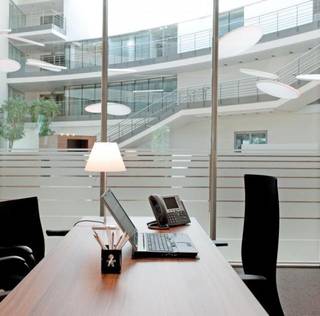 Kwalitatief kantoor van 333 m² te huur op een fantastische locatie nabij de R0 te Anderlecht. De gemeubelde kantoorruimte is van alle...